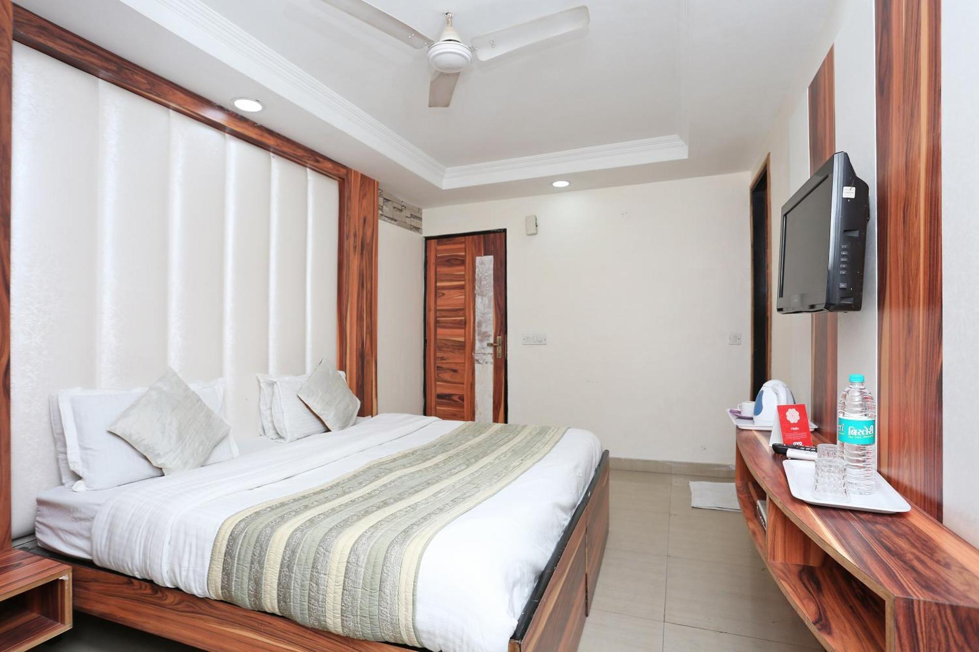 Oyo Flagship Hotel F Five New Delhi Ngoại thất bức ảnh
