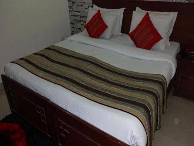 Oyo Flagship Hotel F Five New Delhi Ngoại thất bức ảnh